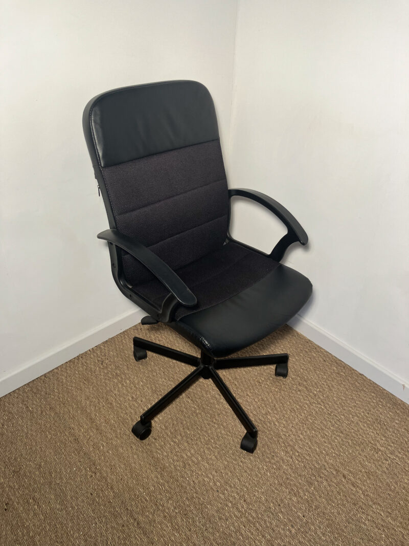 Chaise de bureau noire à roulette