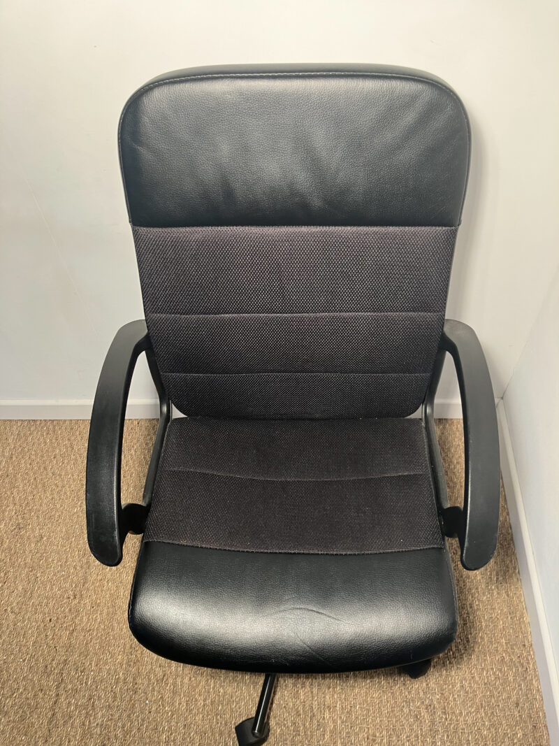 Chaise de bureau noire à roulette – Image 4