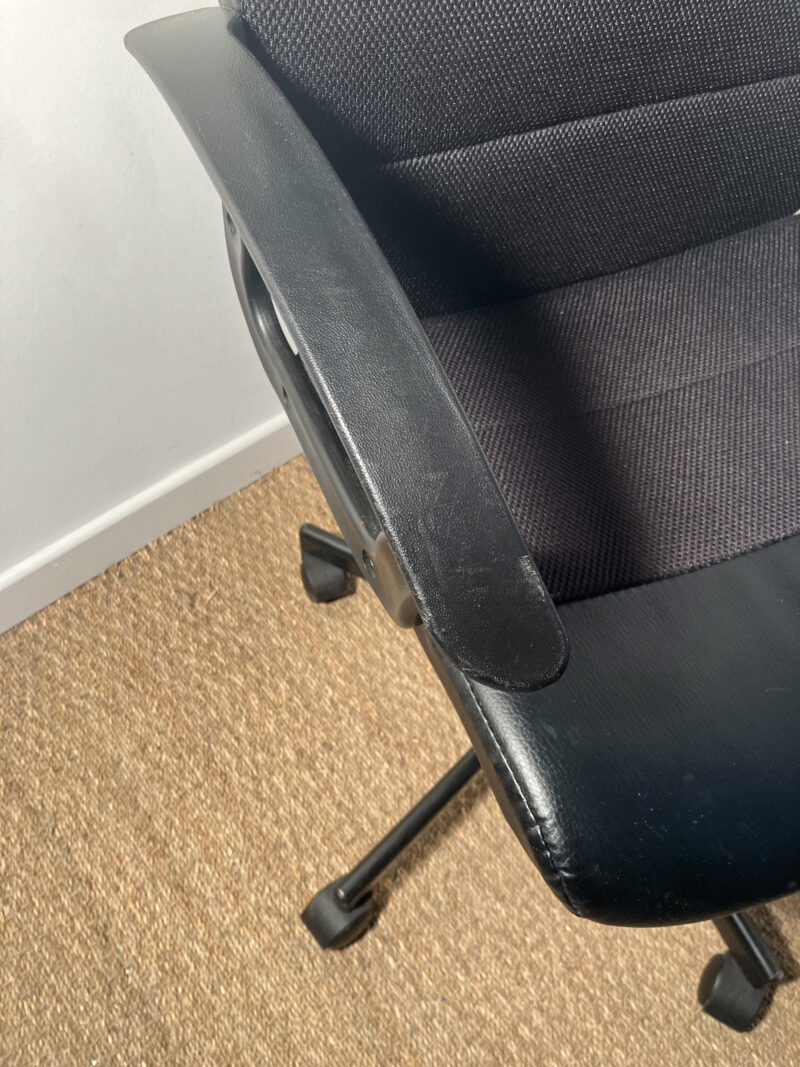 Chaise de bureau noire à roulette – Image 5