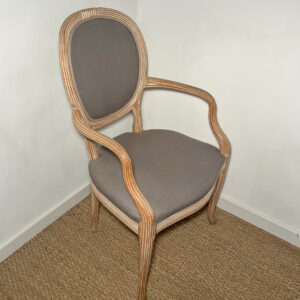 Fauteuil en bois avec assise taupe