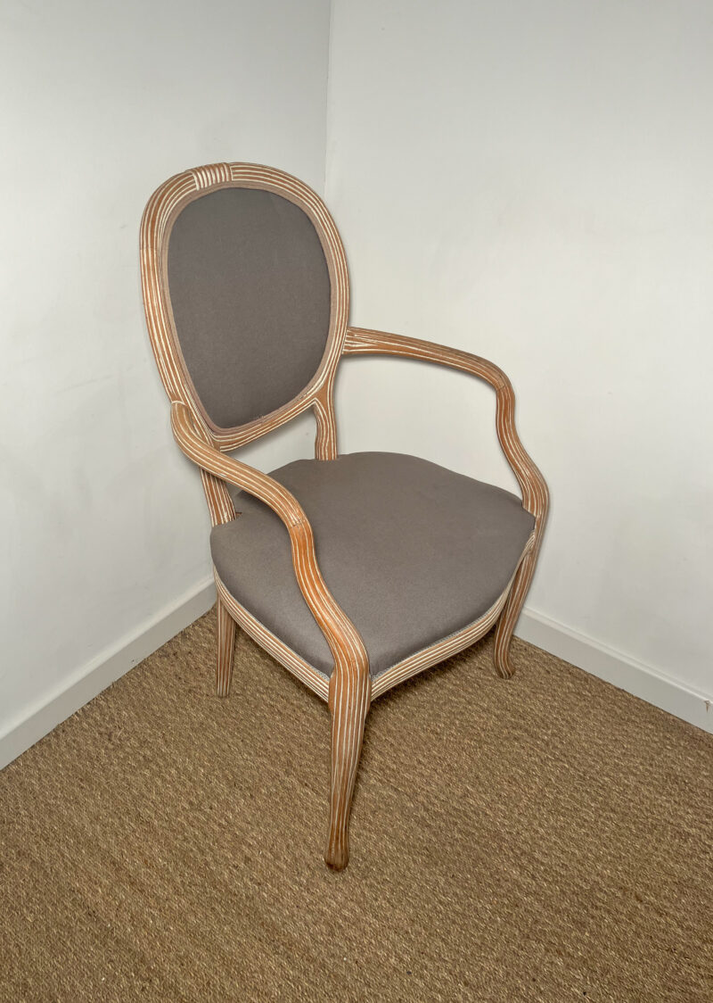 Fauteuil en bois avec assise taupe