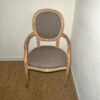 Fauteuil en bois avec assise taupe – Image 2