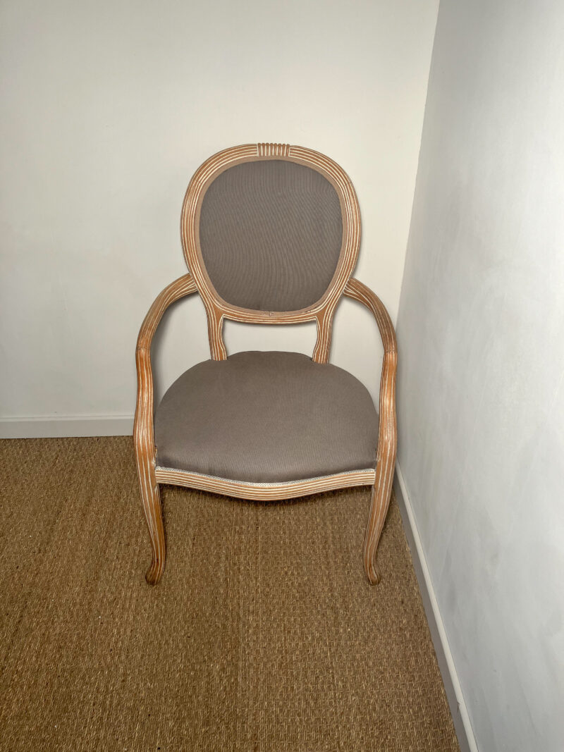 Fauteuil en bois avec assise taupe – Image 2