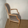 Fauteuil en bois avec assise taupe – Image 3