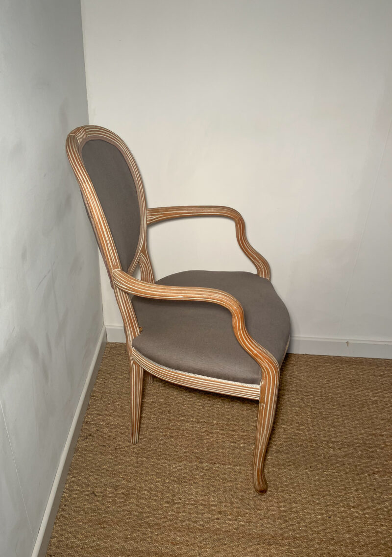 Fauteuil en bois avec assise taupe – Image 3
