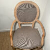 Fauteuil en bois avec assise taupe – Image 4