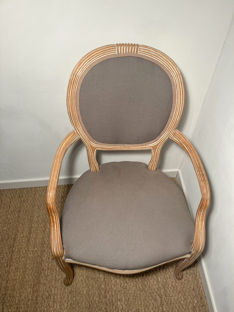 Fauteuil en bois avec assise taupe – Image 4