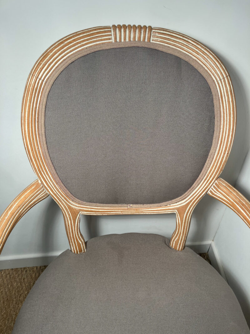 Fauteuil en bois avec assise taupe – Image 5