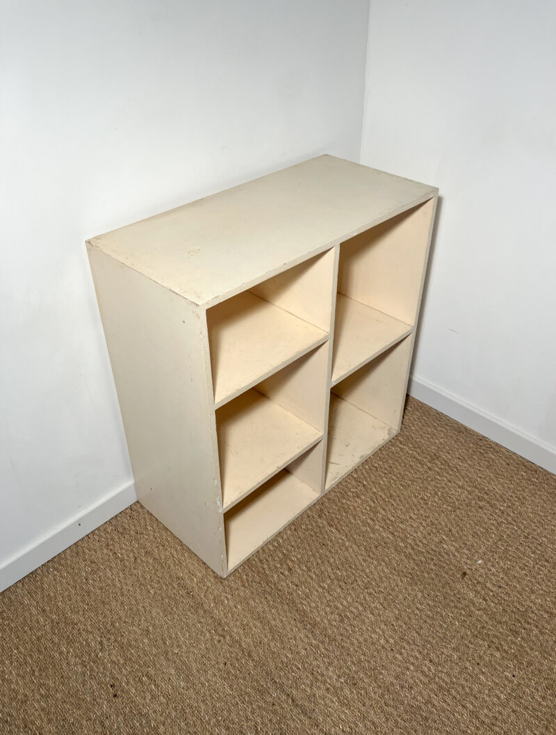 Meuble à case blanc écru