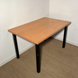 Table bois marron piètement noirs