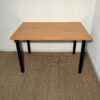 Table bois marron piètement noirs – Image 2
