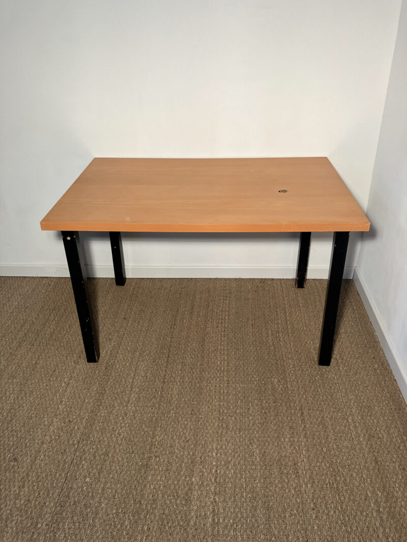 Table bois marron piètement noirs – Image 2