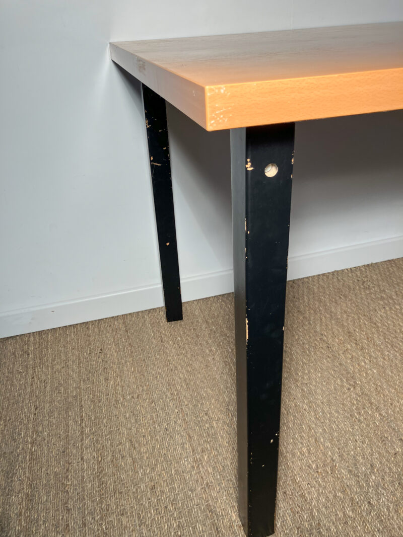 Table bois marron piètement noirs – Image 4