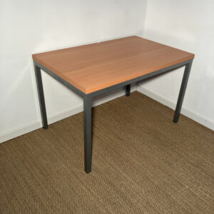 Table large avec piètement métal