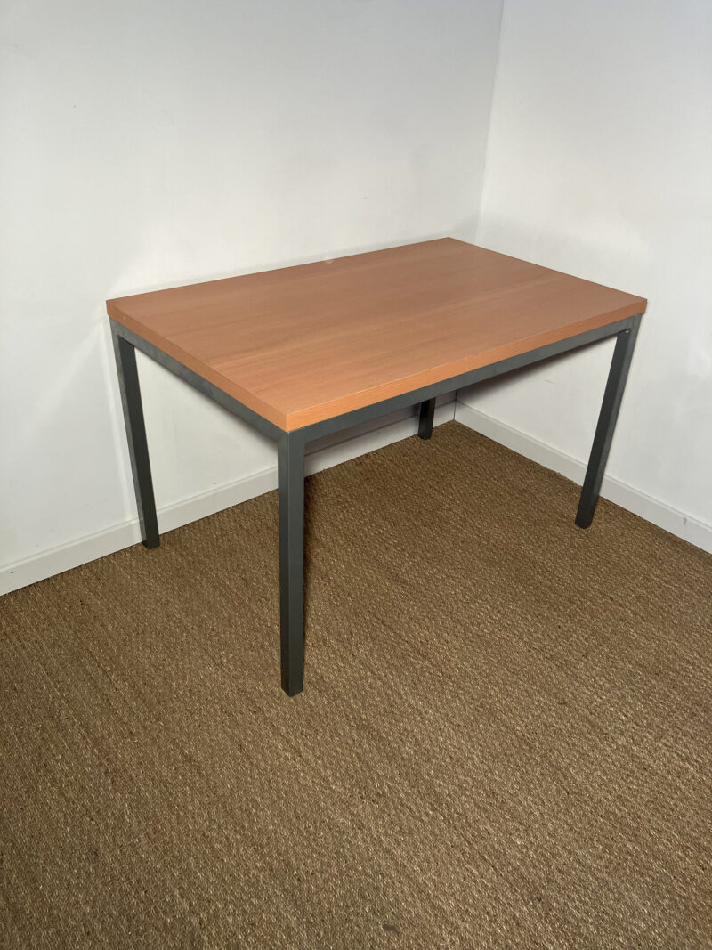 Table large avec piètement métal