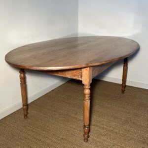 Grande table ovale en bois