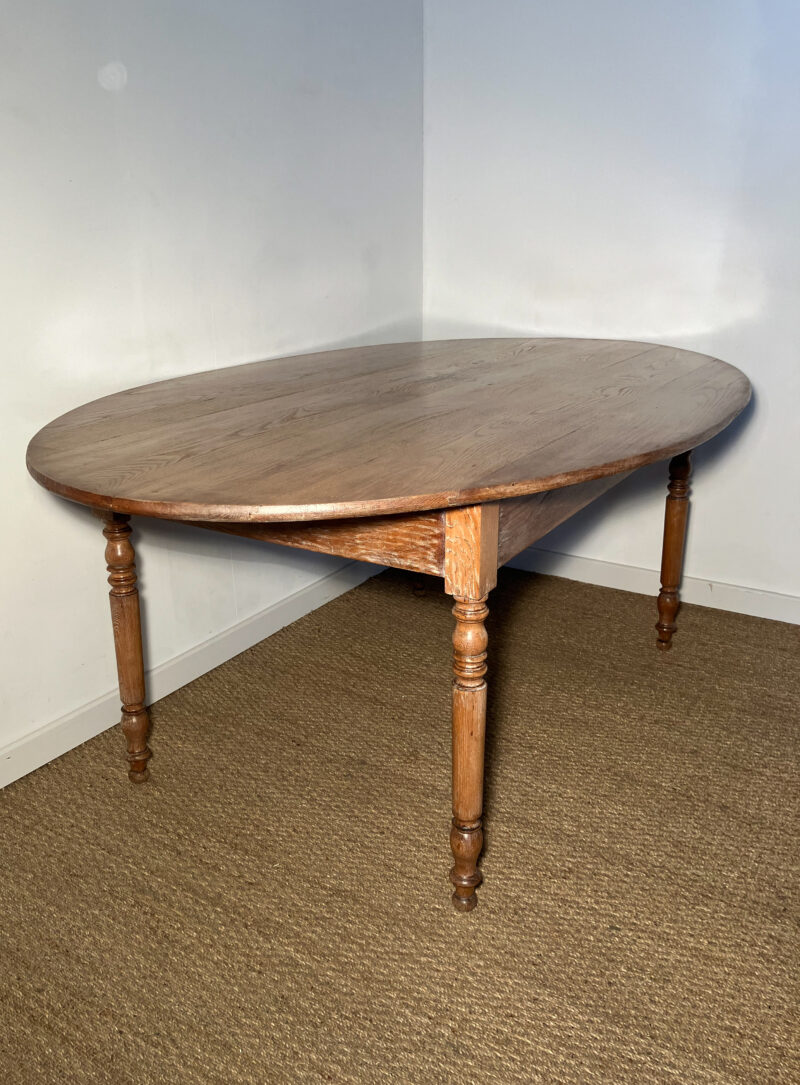Grande table ovale en bois