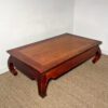 Table basse avec pieds sculptés