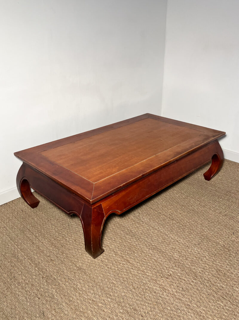 Table basse avec pieds sculptés