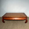 Table basse avec pieds sculptés – Image 2