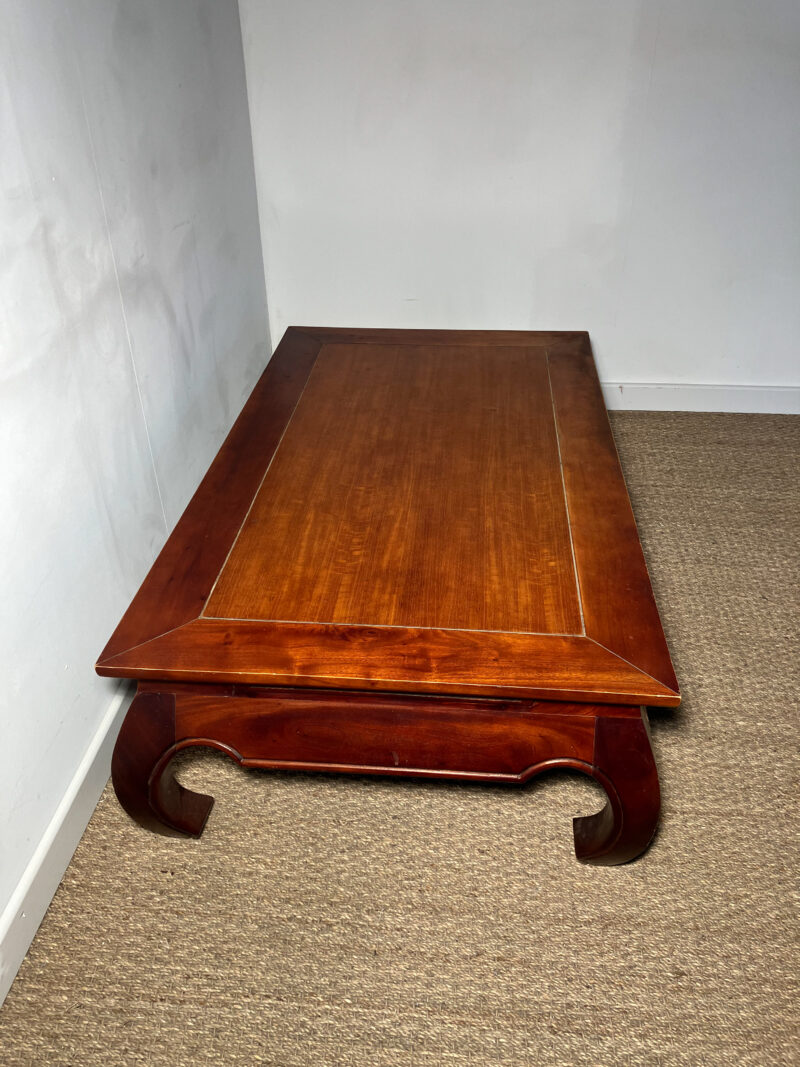 Table basse avec pieds sculptés – Image 3
