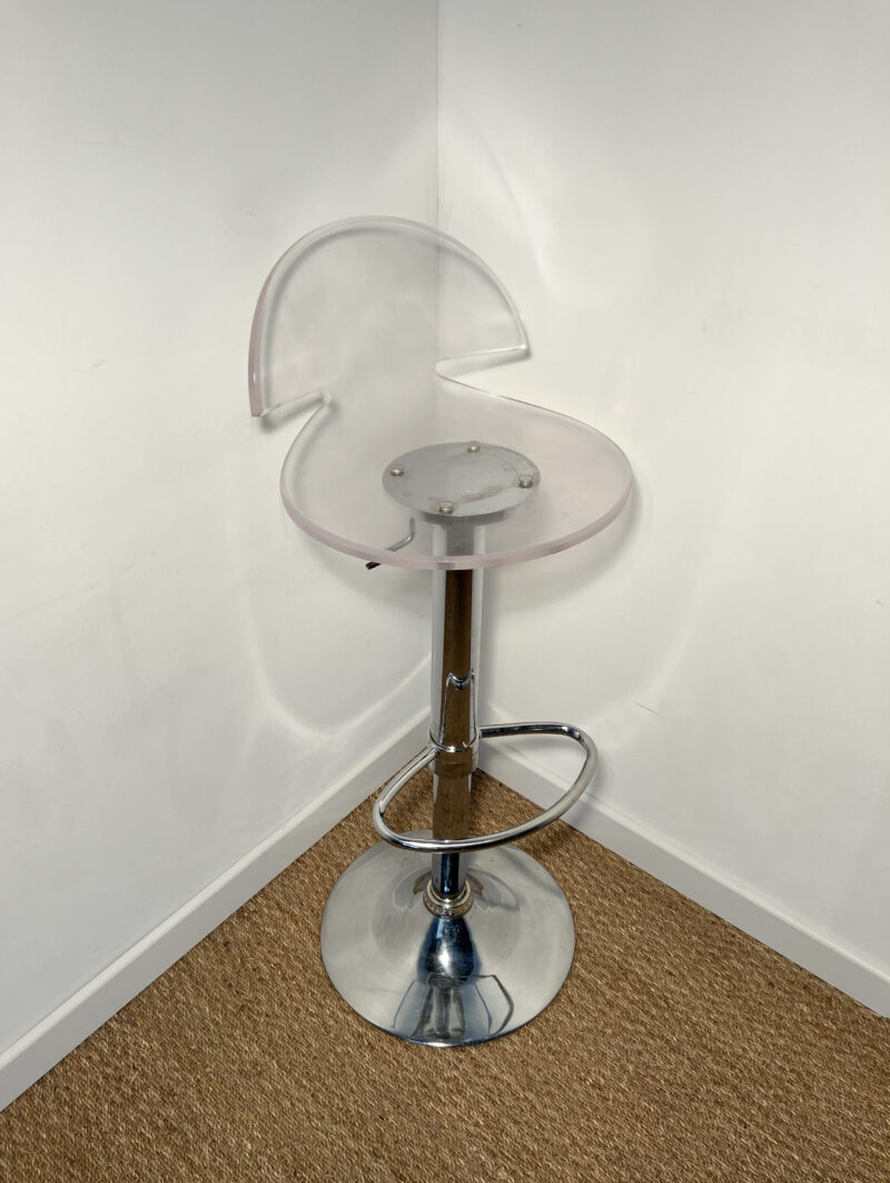 Tabouret de bar en plastique transparent et métal