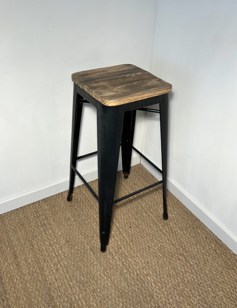 Tabouret haut en métal noir