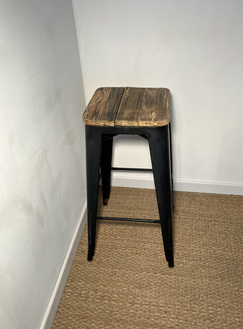 Tabouret haut en métal noir – Image 3