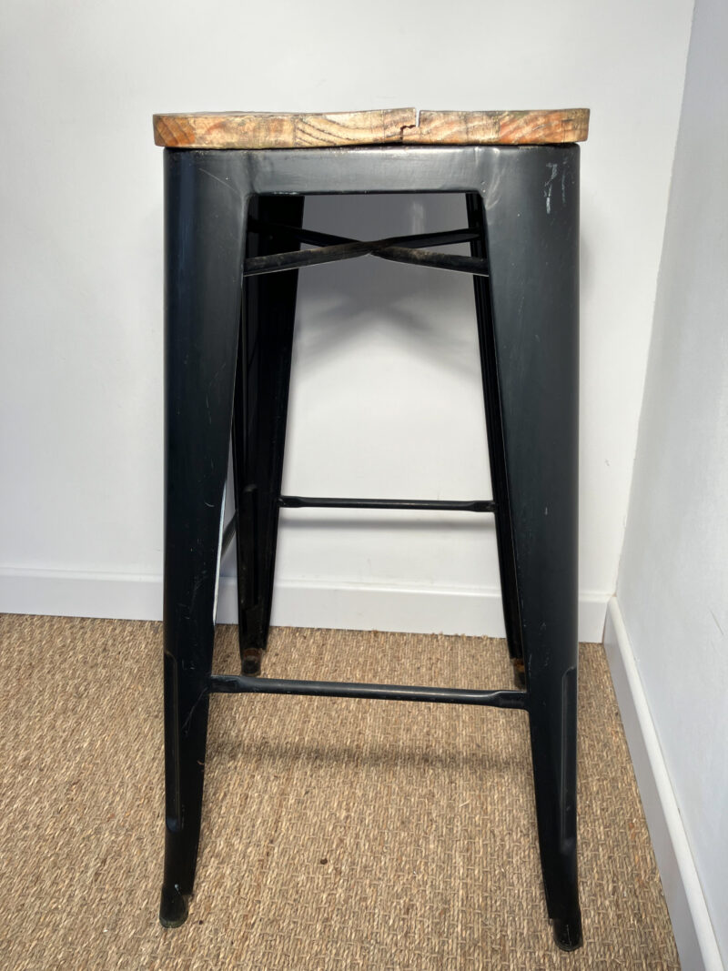Tabouret haut en métal noir – Image 5