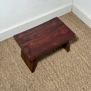 Petit tabouret en bois brun