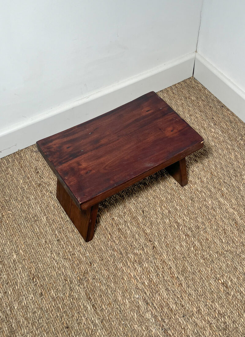 Petit tabouret en bois brun