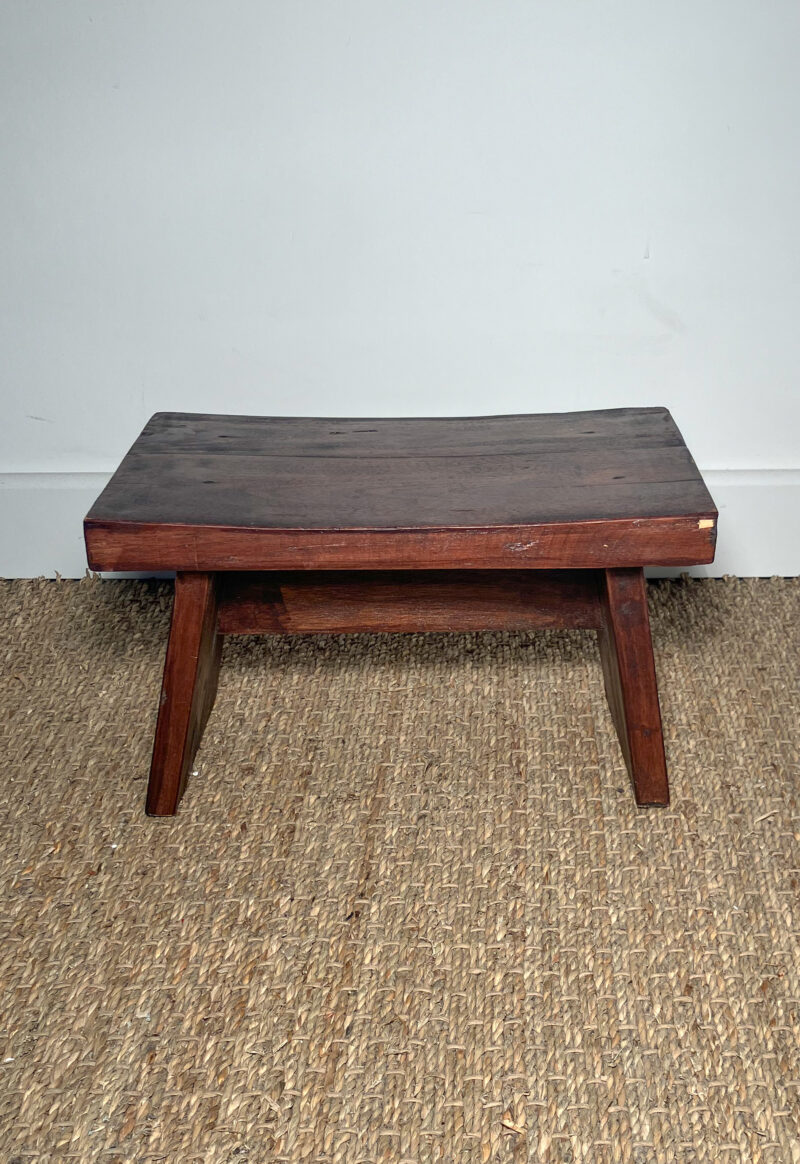 Petit tabouret en bois brun – Image 2