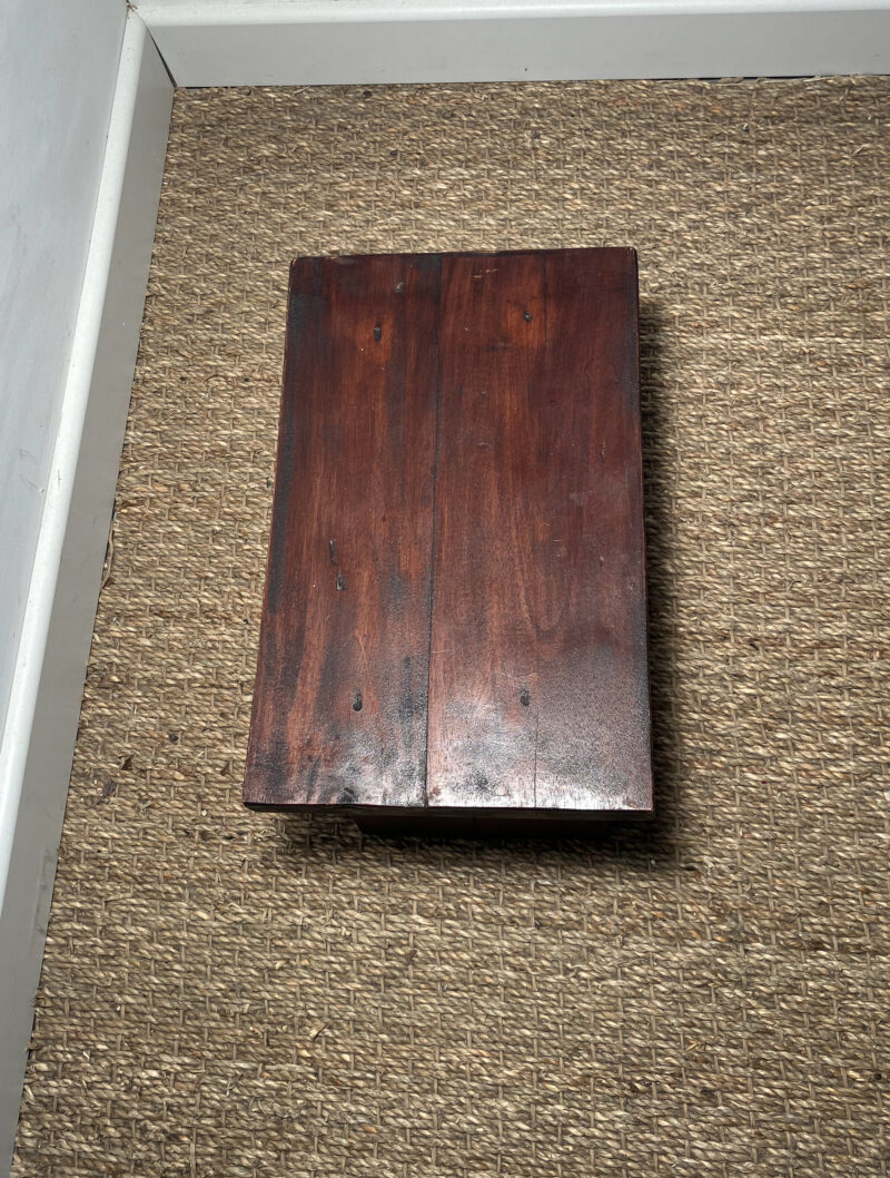 Petit tabouret en bois brun – Image 3