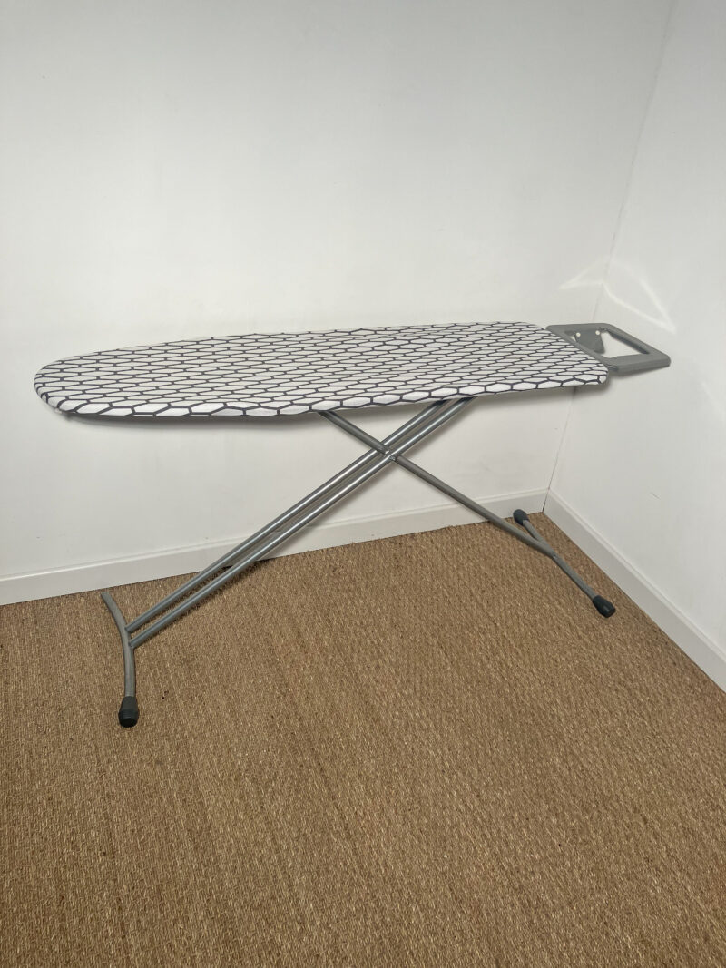 Table à repasser blanche et grise