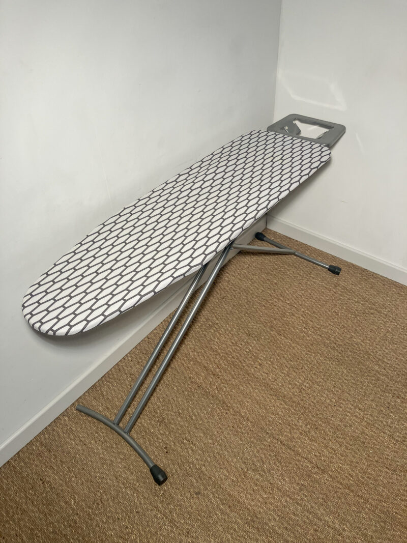Table à repasser blanche et grise – Image 2