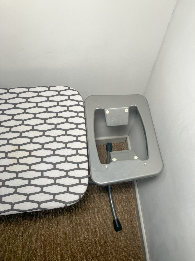 Table à repasser blanche et grise – Image 4