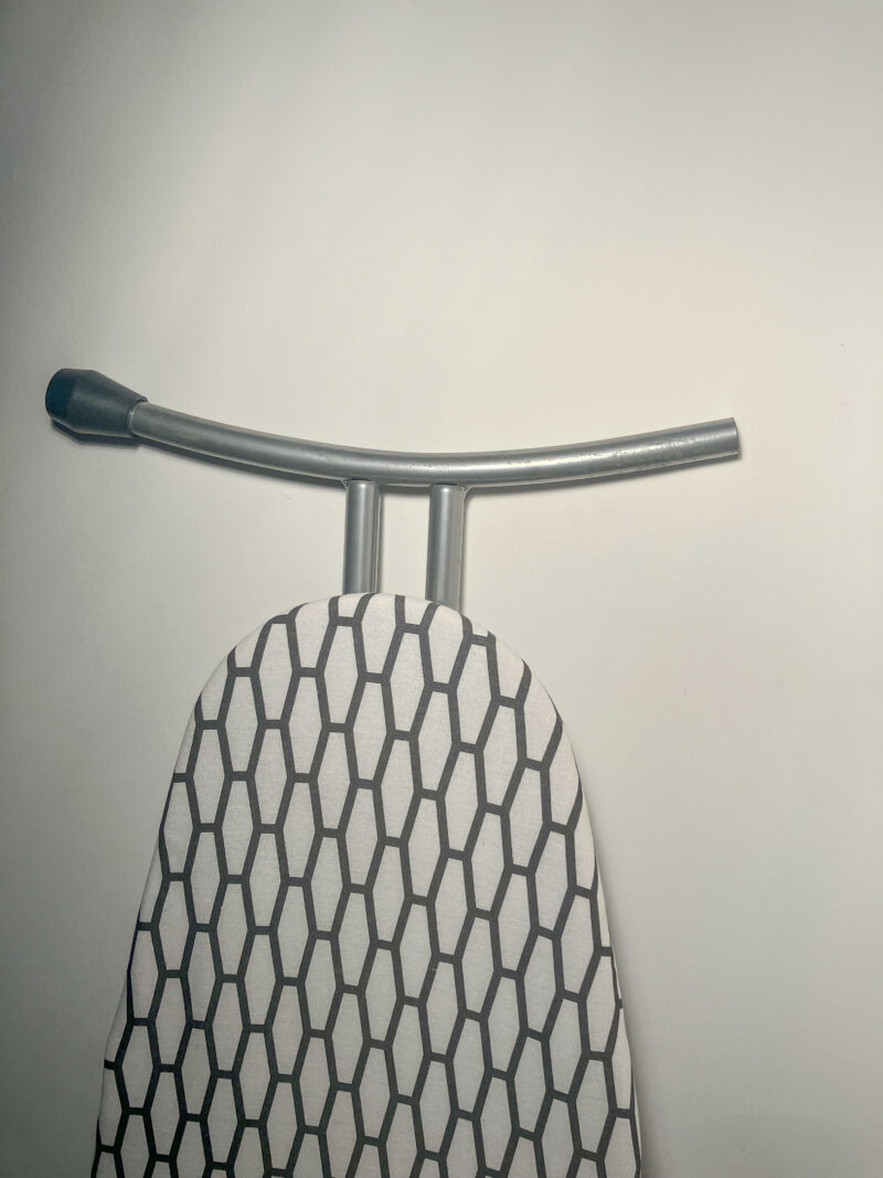 Table à repasser blanche et grise – Image 5