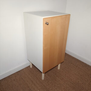 Meuble de rangement blanc et bois
