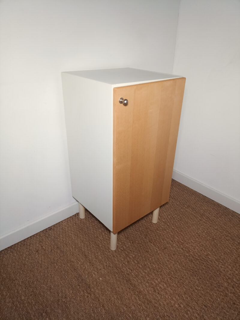 Meuble de rangement blanc et bois