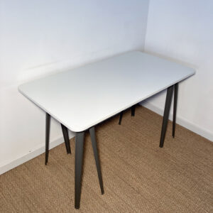 Bureau blanc avec tréteaux gris