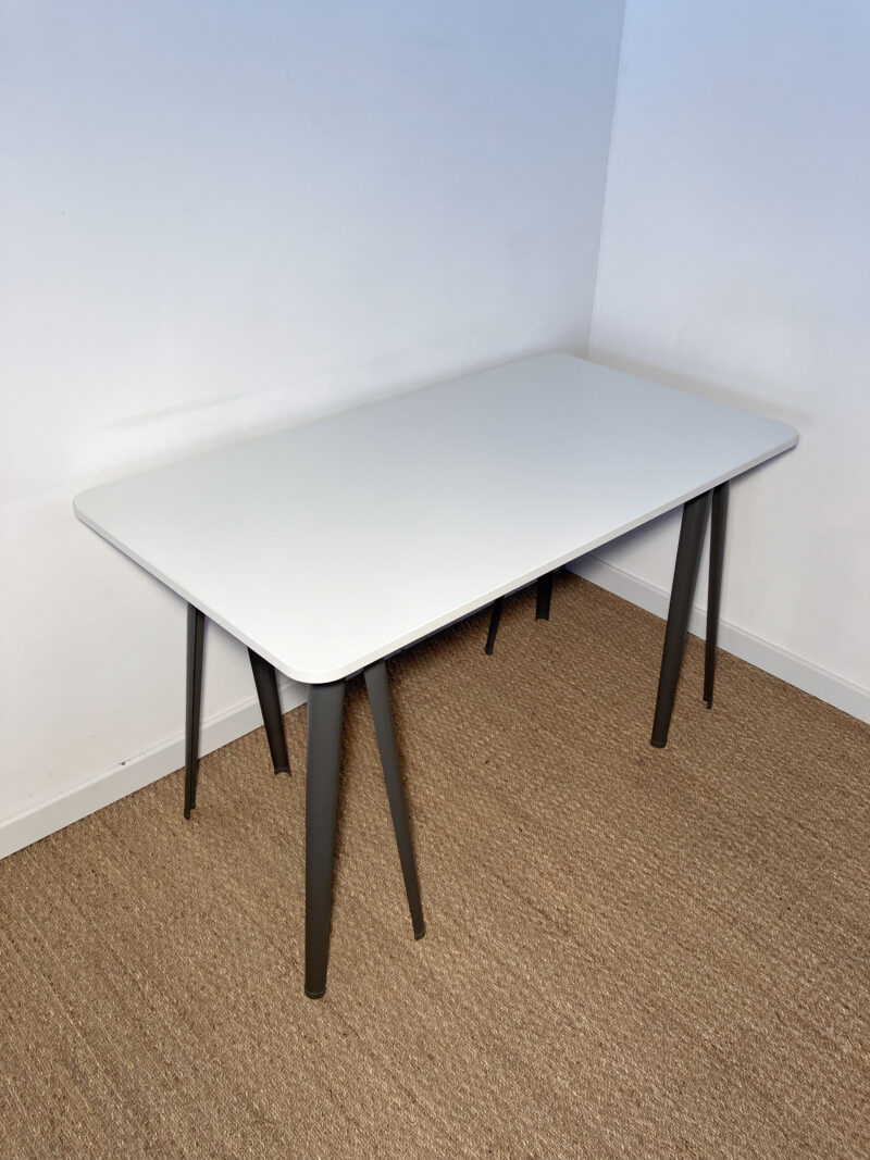Bureau blanc avec tréteaux gris