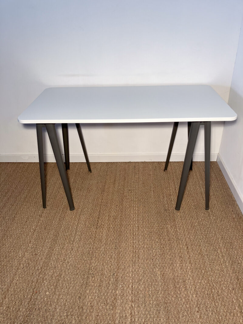 Bureau blanc avec tréteaux gris – Image 2