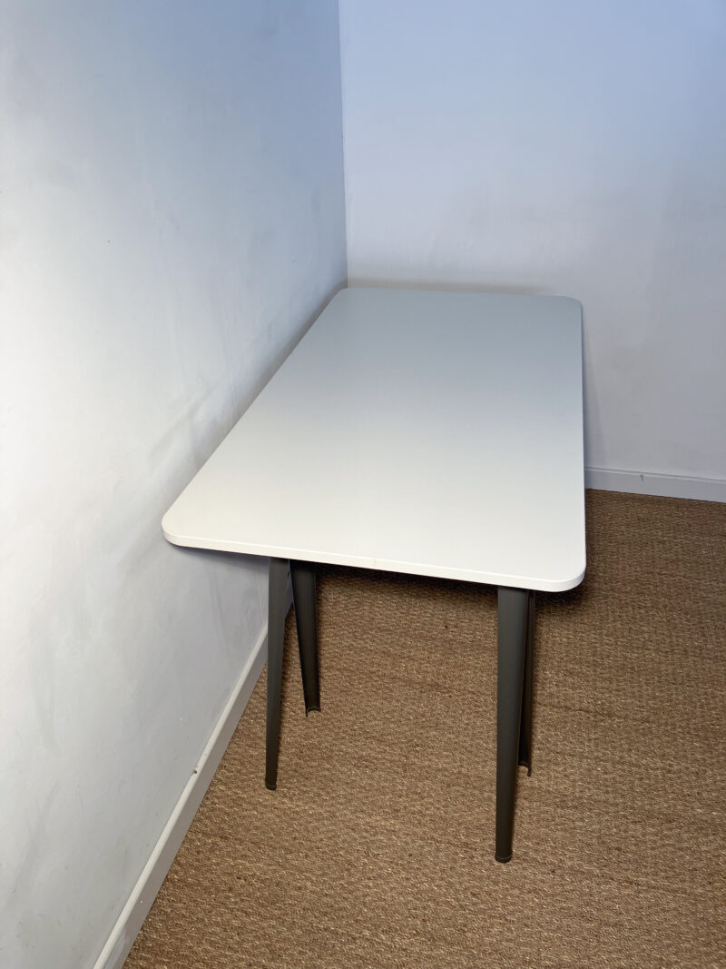 Bureau blanc avec tréteaux gris – Image 3