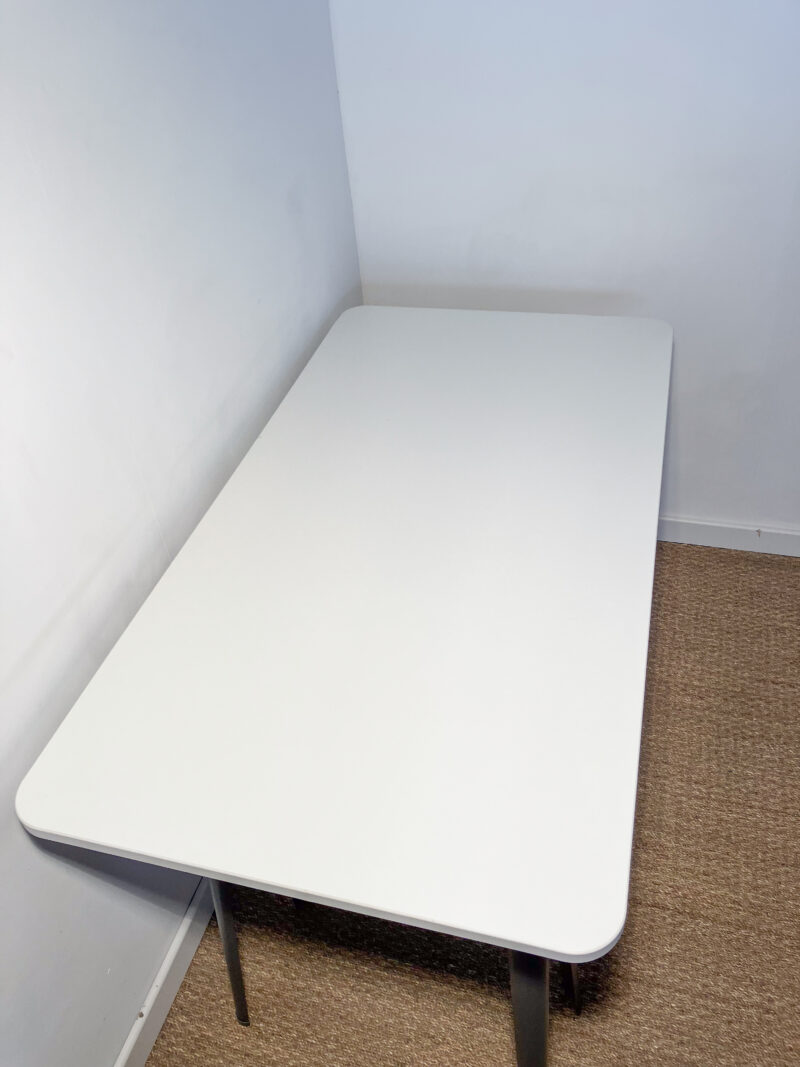 Bureau blanc avec tréteaux gris – Image 4