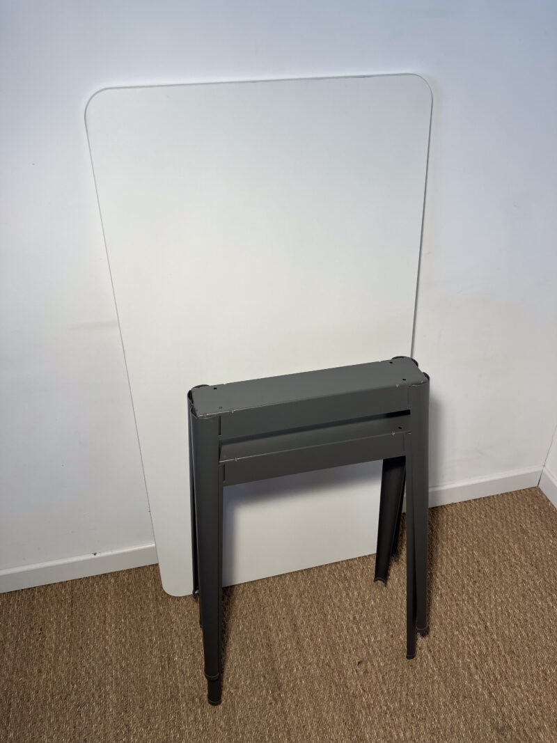 Bureau blanc avec tréteaux gris – Image 5