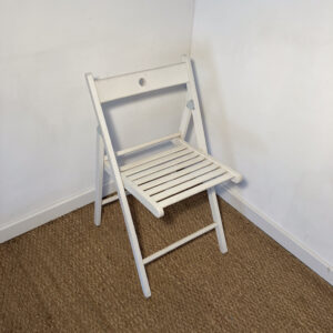 Chaise pliable en bois blanc