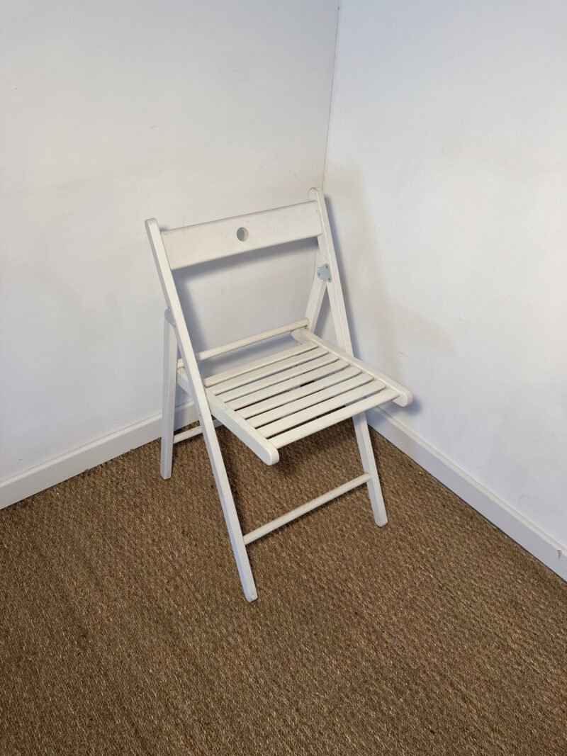 Chaise pliable en bois blanc
