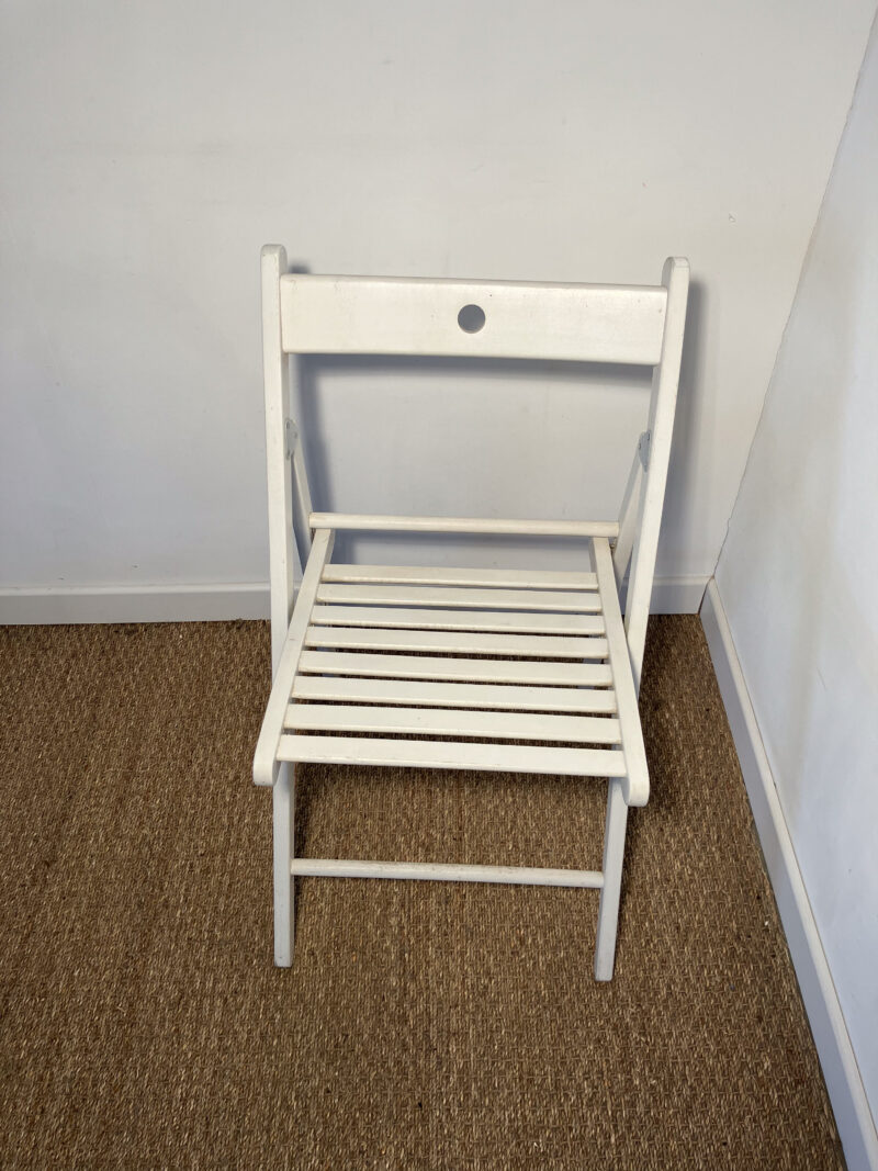 Chaise pliable en bois blanc – Image 2
