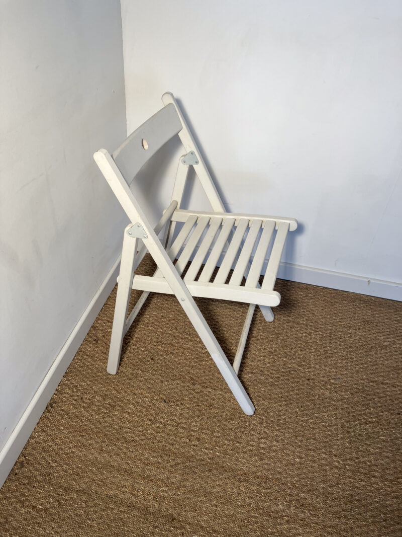 Chaise pliable en bois blanc – Image 3