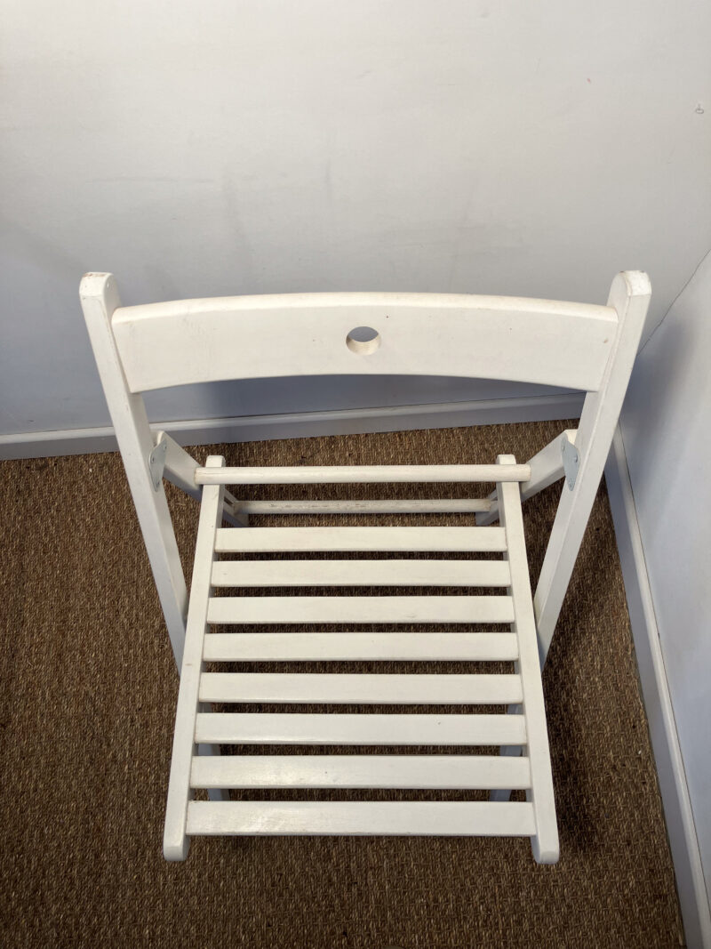 Chaise pliable en bois blanc – Image 4
